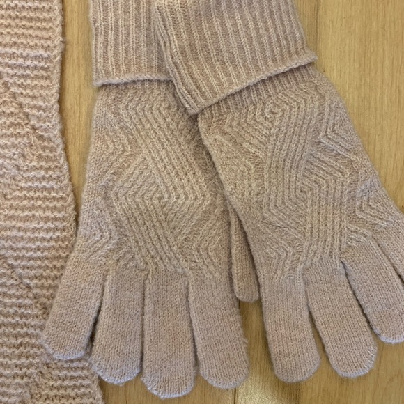 BRAND NEW Light pink Treasure and Bond winter set - scarf, toque and gloves - Picture 2 of 7